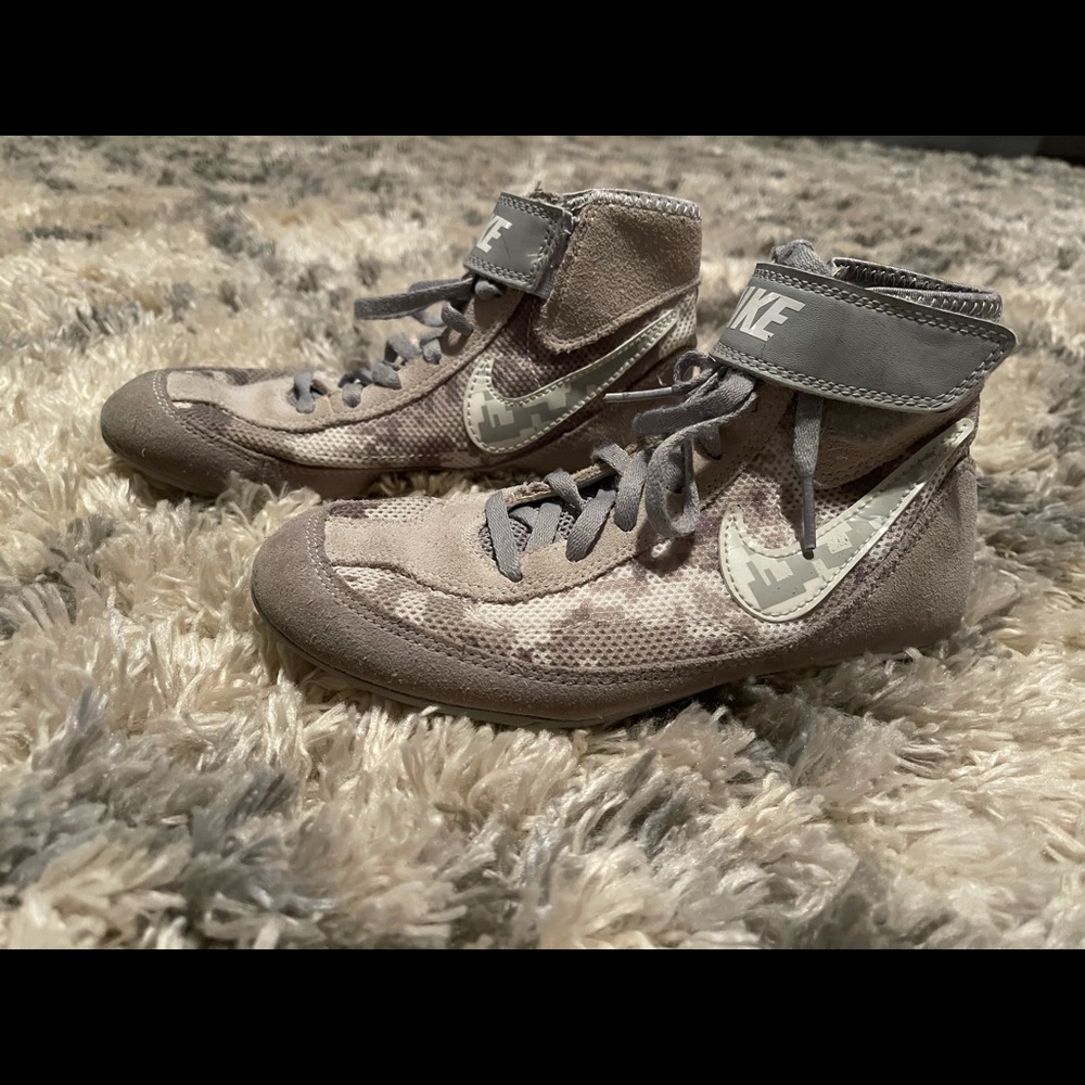 Wrestling shoes